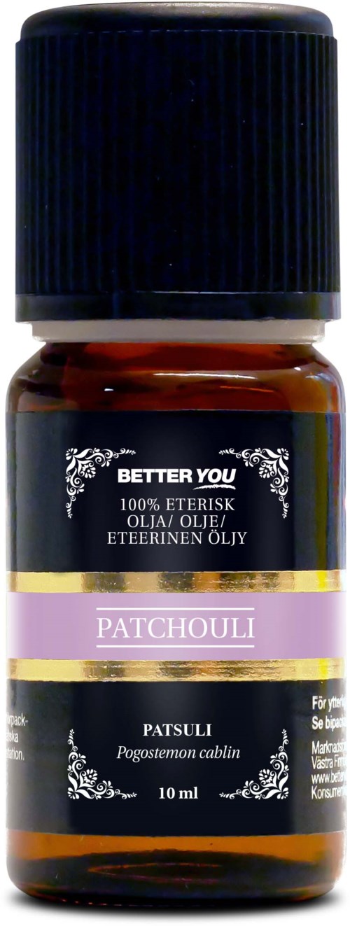 En liten bägare i amberfärg med svart lock, märkt 'Patchouli' och 'Patsuli' för eteriska oljor, 10 ml.