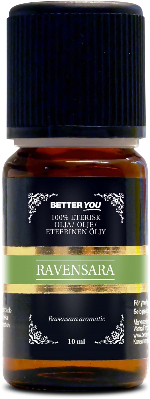 En lille ravensara æterisk olie flaske med sort skruelåg og etiket med beskrivelse.