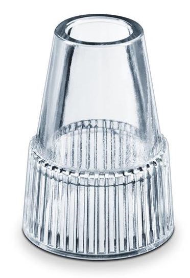 En tydlig, ribbad plastkopp vänd upp och ner. Den har en bredare botten och en smalare topp, används för att dricka.