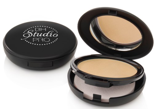 En svart rund sminkboks med speil, som inneholder beige presset pudder for ansiktet eller kinnene.
