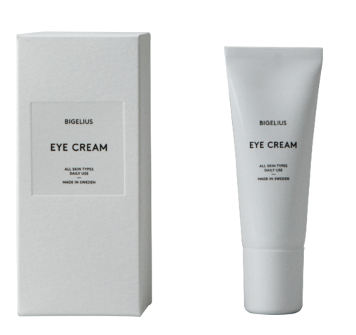 En vit box och en vit tub bägge märkta 'Bigelius Eye Cream' för alla hudtyper, daglig användning, tillverkad i Sverige.