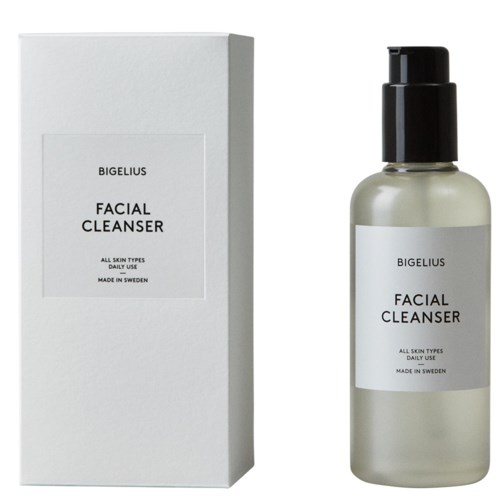 En vit låda och en klar flaska med svart pump, märkt 'Bigelius Facial Cleanser' för alla hudtyper.