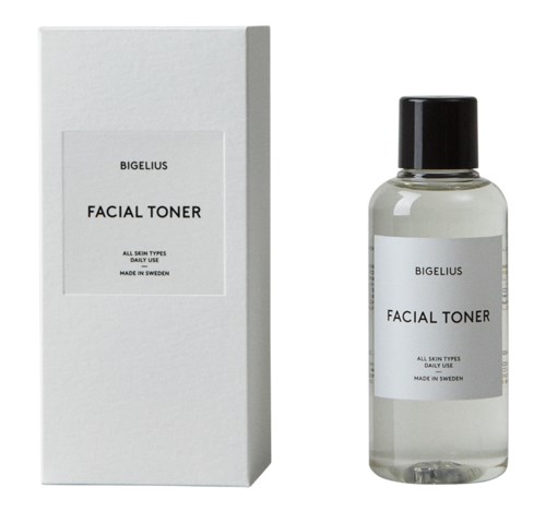 En flaska ansiktsvatten med en vit låda bredvid, båda märkta "BIGELIUS Facial Toner," tillverkad i Sverige.
