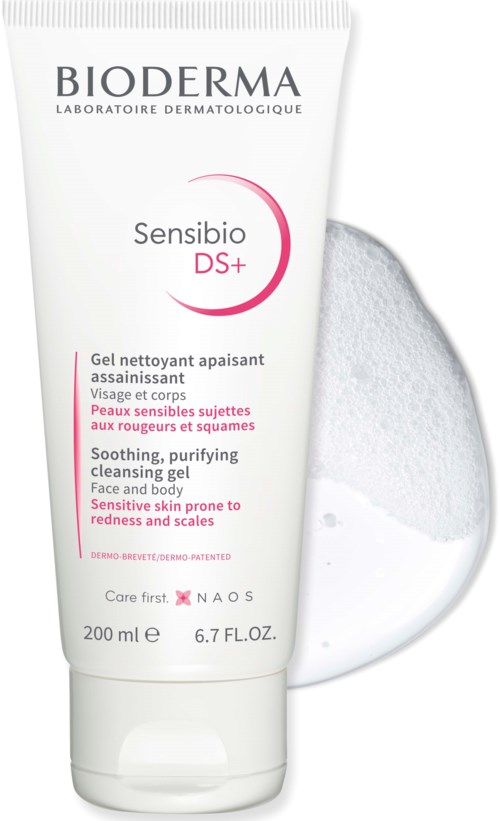 En vit tub av Bioderma Sensibio DS+ rengöringsgel med rosa och svart text, bredvid en svamp.