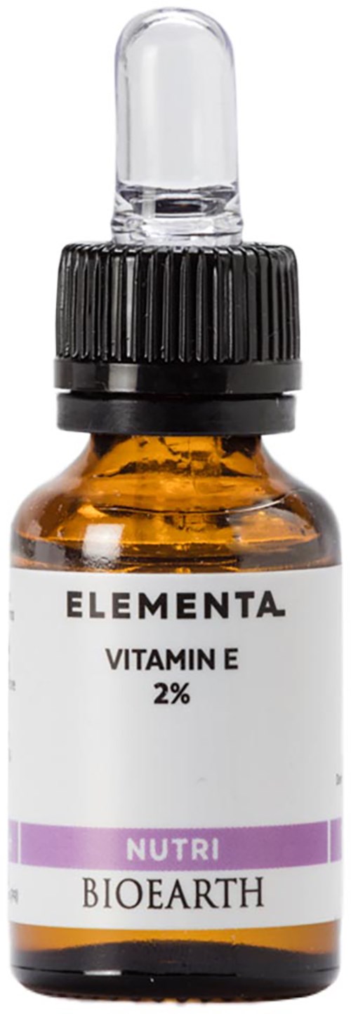 Een kleine bruine fles met pipettop gemarkeerd Vitamin E 2%, gemaakt door Bioearth.