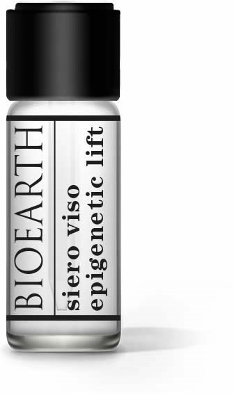 Kleine witte fles met zwarte dop, met label 'Bioearth' en 'siero viso epigenetic lift' voor gezichtserum.