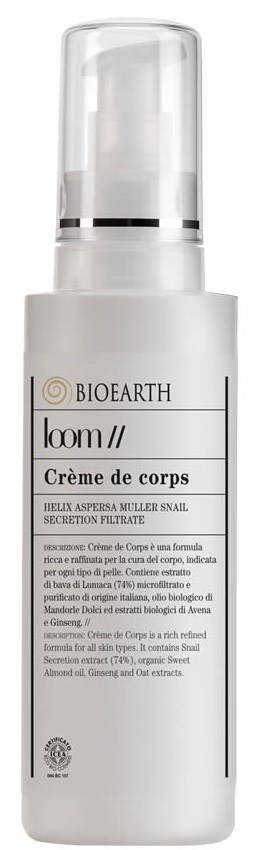 En vit flaska med klar pump, märkt Bioearth Loom kroppskräm, med text på flera språk.