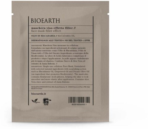 Ett beige paket av en ansiktsmaskprodukt från BIOEARTH med text på flera språk och en streckkod.
