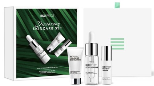 Hudvårdsset med serumflaskor och en grön och vit låda märkt 'Discover Skincare Set'.