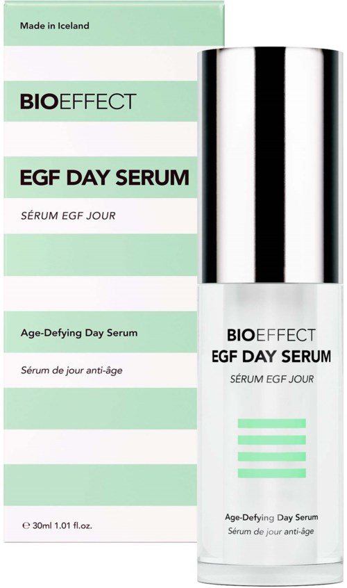Kuvassa on ihonhoitotuote nimeltä BIO EFFECT EGF DAY SERUM, jossa on vihreä ja valkoinen laatikko ja hopeinen korkki.