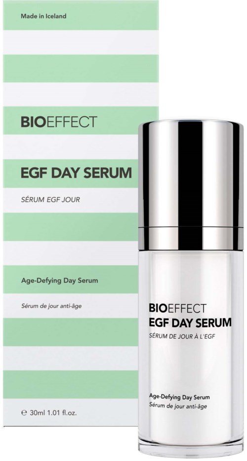 En silvervit etikett för BIO EFFECT EGF DAY SERUM, med gröna accenter och produktdetaljer på engelska och franska.