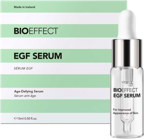 Det visar en hudvårdsprodukt box och flaska märkt Bioeffect EGF Serum, för anti-aging, med gröna och vita färger.