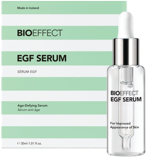 En grönvit box med en glasdropperflaska märkt Bio Effect EGF Serum för huden. Texten beskriver åldersbekämpande och hudförbättrande egenskaper.