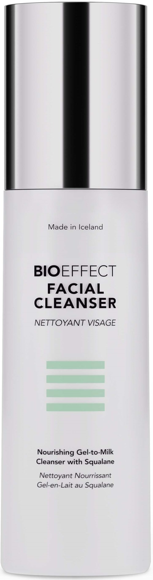 En vit flaska med silverlock märkt 'BIOEFFECT FACIAL CLEANSER'. Det är en närande gel- till- mjölk-rengöring med squalane.