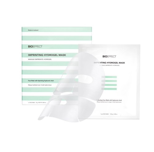 En ansiktsmask med hyaluronsyra på förpackning, medföljande illustrerad mask och produktdetaljer på ljus bakgrund.