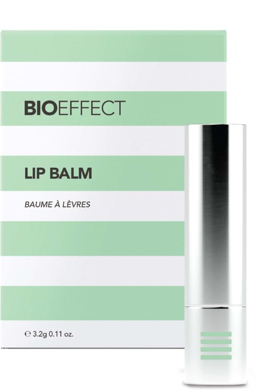 En gröna och vita randiga box med orden Bio Effect Lip Balm och en silverfärgad tub bredvid.