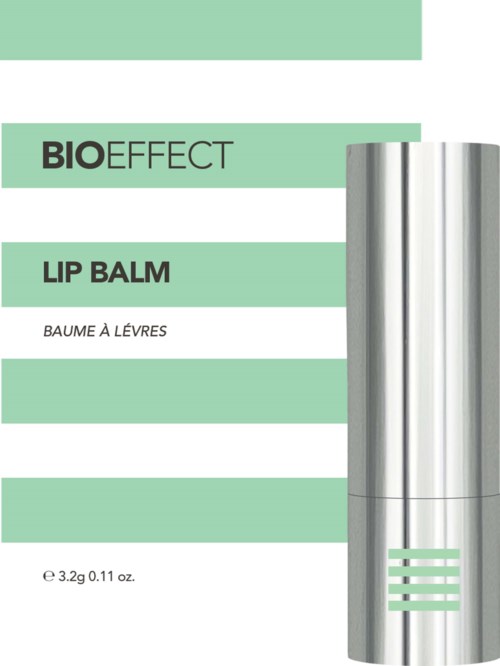 En silver cylindrisk läppbalsambehållare på grönt och vitt förpackning med text.