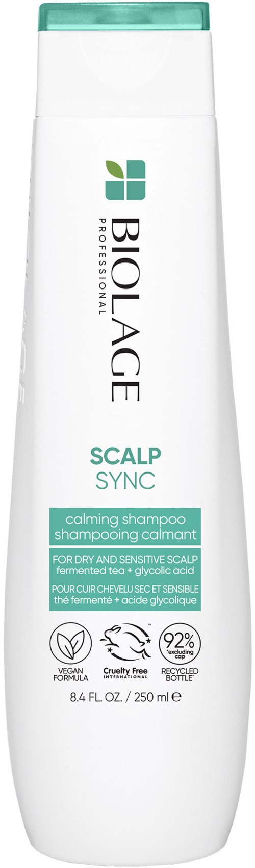 Een witte fles Biolage Scalp Sync kalmerende shampoo met een groene dop en label.