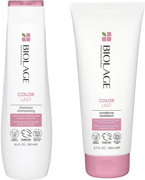 Två hårvårdsprodukter, schampo och balsam, är vita med rosa lock och etiketter. De tillhör Biolage, för färgat hår.