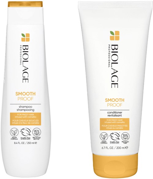 Biolage schampo och balsamflaskor med vita och guldiga etiketter, för slätt, frizzfritt hår.