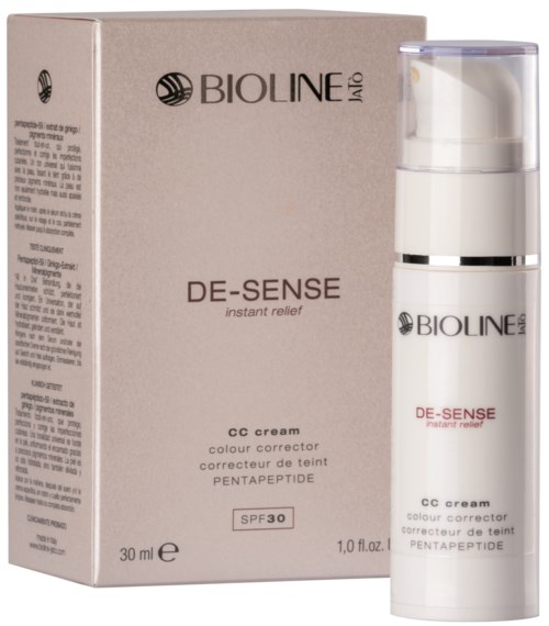 Et hudpleieprodukt i en hvit flaske med pumpe, ved siden av en beige eske, merket 'Bioline' og 'De-Sense', SPF30.