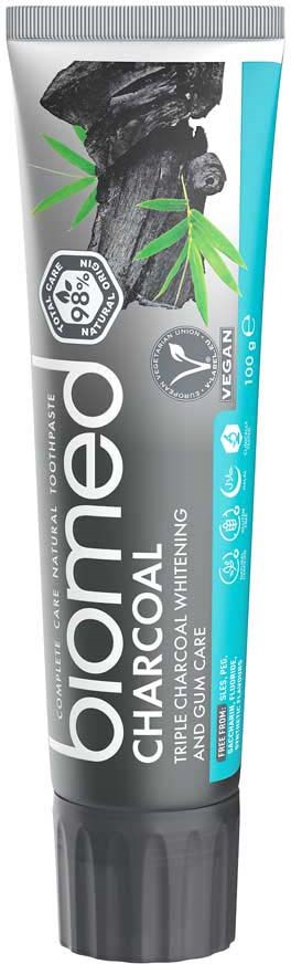 Bioré Charcoal ansiktsscrub i tub med svart och grå förpackning, visar aktivt kol, gröna blad och blå accenter.