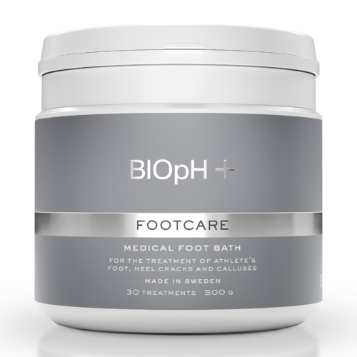 En grå och vit burk märkt "BIOpH+ FOOTCARE" för fotbad. Den innehåller 30 behandlingar och är tillverkad i Sverige.