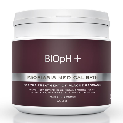En vit burk med mörkröd och silverfärgad etikett, text om psoriasis medicinsk bad, och tillverkad i Sverige.