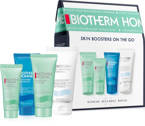Een set Biotherm Homme huidverzorgingsproducten, waaronder reinigers en moisturizers, met de slogan "Skin Boosters On The Go."