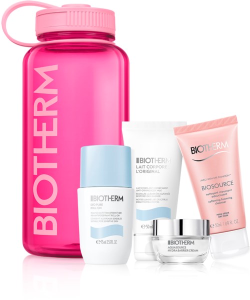 En rosa vattenflaska med märket 'Biotherm' och fyra hudvårdsprodukter i vita och rosa förpackningar.