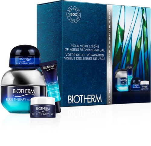 Ett hudvårdssats med blå behållare, inklusive kräm och ögon gel, i en låda märkt "Blue Therapy" av Biotherm.