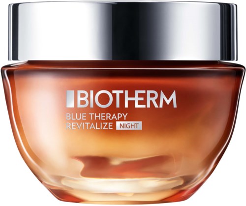 En burk med Biotherm Blue Therapy Revitalize Night-kräm med silverskuld och bärlfärgad behållare.