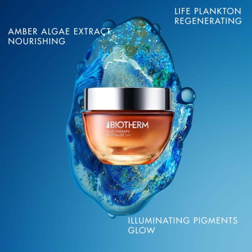 Biotherm ansiktskremkrukke med sølvlokk omgitt av blå vann og bobler, som fremhever nærende og glødende hudingredienser.