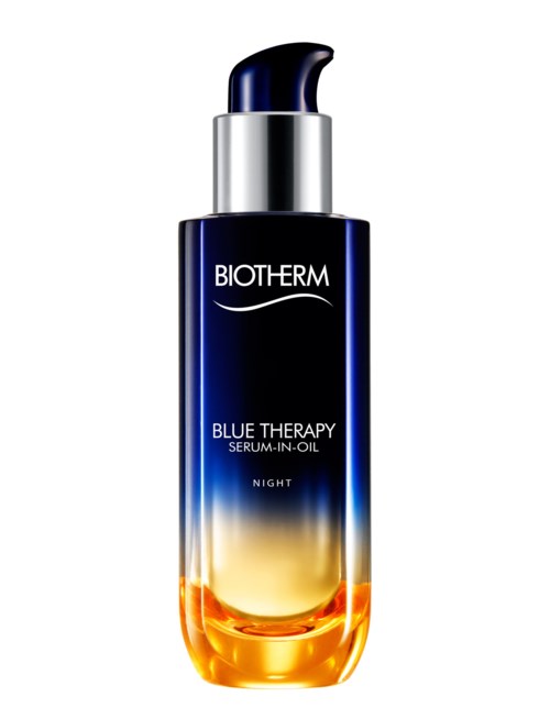 En mörkblå flaska med pump, märkt 'Biotherm Blue Therapy Serum-In-Oil Night'. Den har en gul-orange bas.