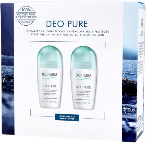Esken inneholder to Biotherm Deo Pure deostick-flasker med havbakgrunn, som fremhever resirkulert og miljøvennlig emballasje.