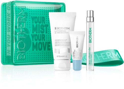 Set med Biotherm hudvårdsprodukter med en vit tub, liten tub, sprayflaska och en teal färgad rem, framför ett teal fodral.