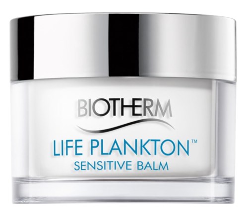 En hvid krukke med sort og sølv låg. Labels viser "Biotherm Life Plankton Sensitive Balm".