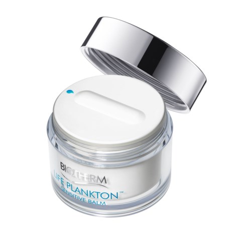 En hvid krukke af Biotherm Life Plankton Sensitive Balmy med et sølvagtigt låg, let åbent der viser en hvid balje.