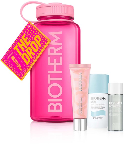 En stor rosa Biotherm-vattenflaska med rosa lock, märkt Biotherm, bredvid hudvårdsprodukter i pastellfärgade tuber och flaskor.