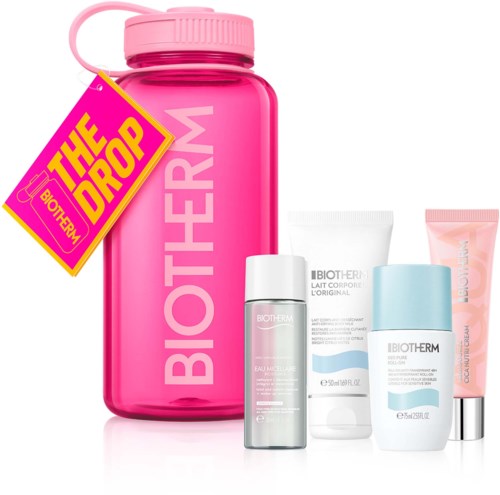 Sæt af Biotherm hudplejeprodukter med en stor pink vandflaske mærket Biotherm. Indeholder små flasker og tuber.