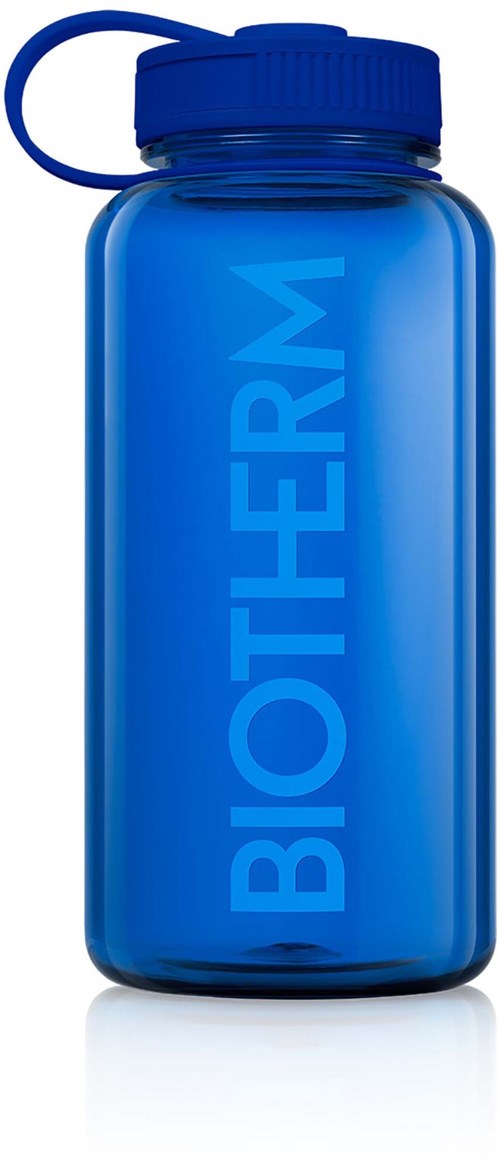 En blå Biotherm vattenflaska med skruvkork och bärloop, står vertikalt mot en vit bakgrund.