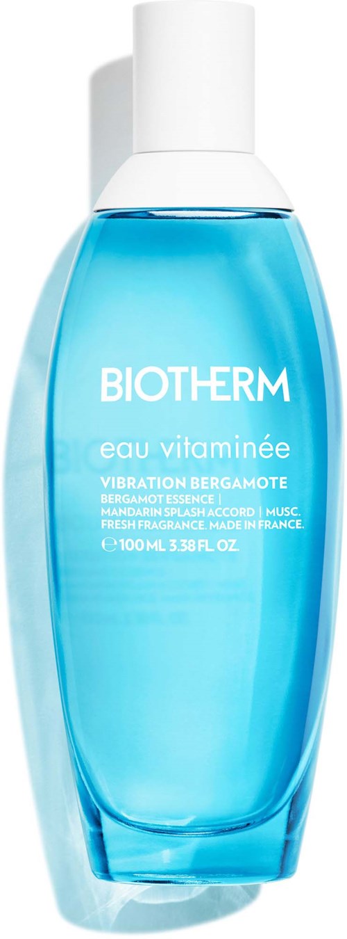 En blå flaske med Biotherm Eau Vitaminée med hvit lokk, merket som Vibration Bergamote, 100 ml.