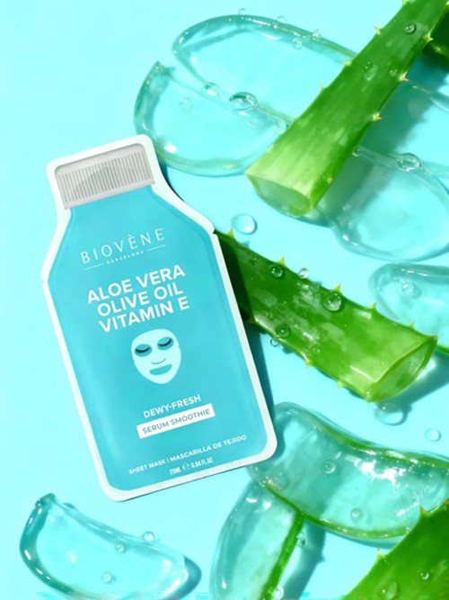 En hudpleje flaske med aloe vera, olivenolie og vitamin E placeret på isterninger og aloe vera blade.