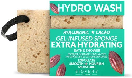 En svamp med en etikett som marknadsför hydro wash, hyaluronsyra, kakao, gelinfuserad, extra återfuktande, exfolierande och närande egenskaper.