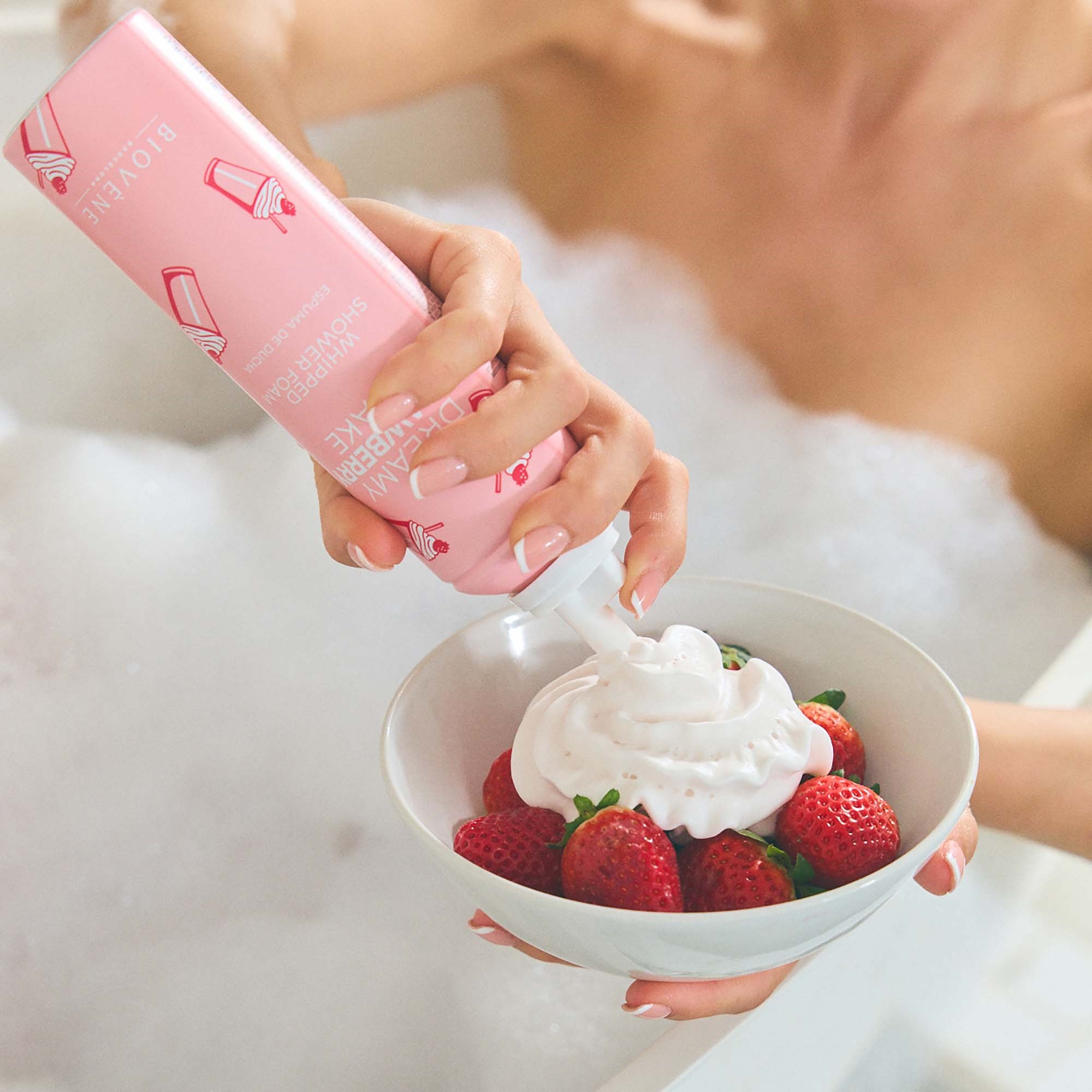 Biovène DREAMY STRAWBERRY SHAKE Whipped Shower Foam 250 ml (zdjęcie 5)
