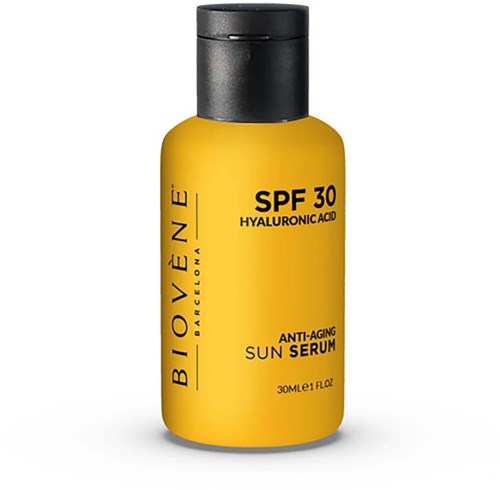 En gul flaska med anti-aging solserum med SPF 30 och hyaluronsyra.