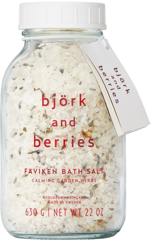 Purkki, jonka etiketissä lukee 'björk and berries', sisältää kylpysuolaa, valkoinen kansi ja tarra kiinnitettynä.