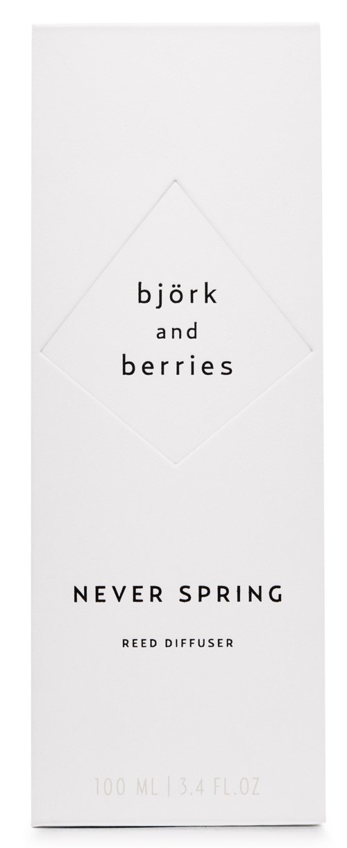 En lång vit förpackning med enkel text som visar produktnamnet 'Björk and Berries' och beskrivningen 'Never Spring Reed Diffuser'.