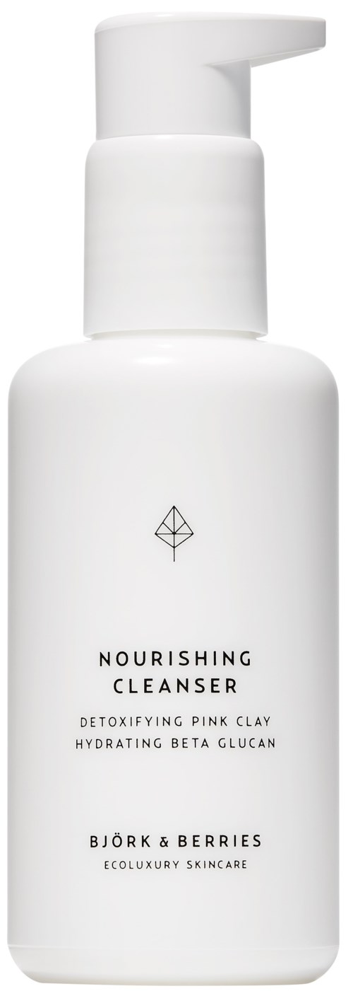En vit flaska med pump med text om närande rengöring, rosa lera och bär, av Bjork & Berries.