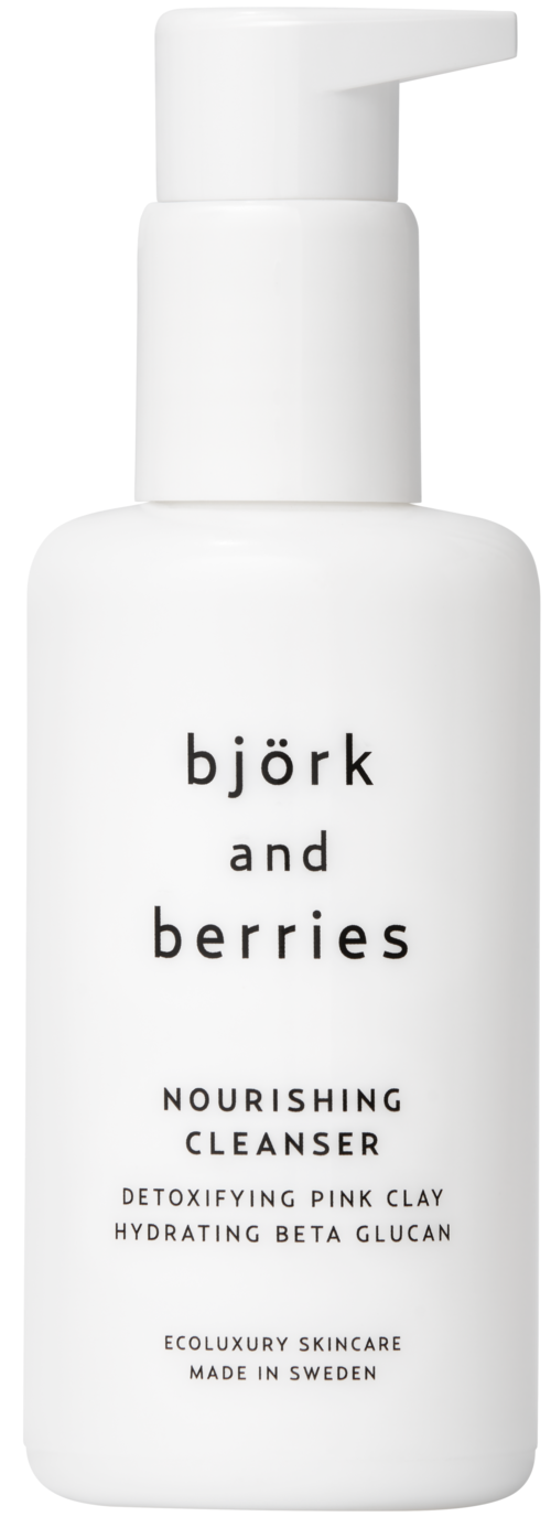 En vit flaska med pump beskriver Björk and Berries näringsrika rengöringsmedel med rosa lera och beta-glukan. Tillverkad i Sverige.